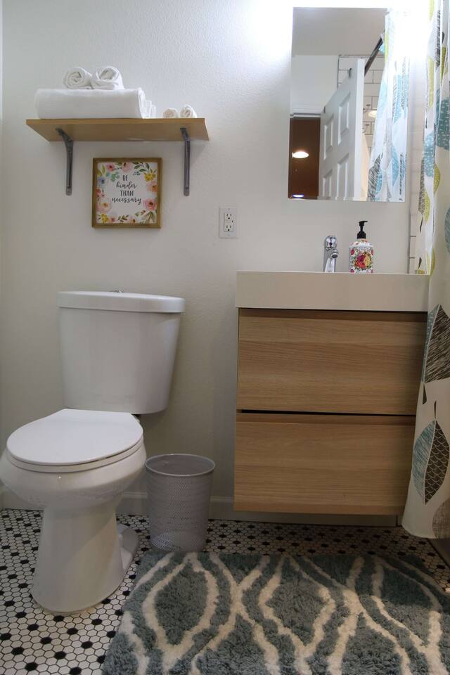 The bathroom features all the amenities you would expect to find in a hotel.  Linens, toiletries, and hair dryer are included.